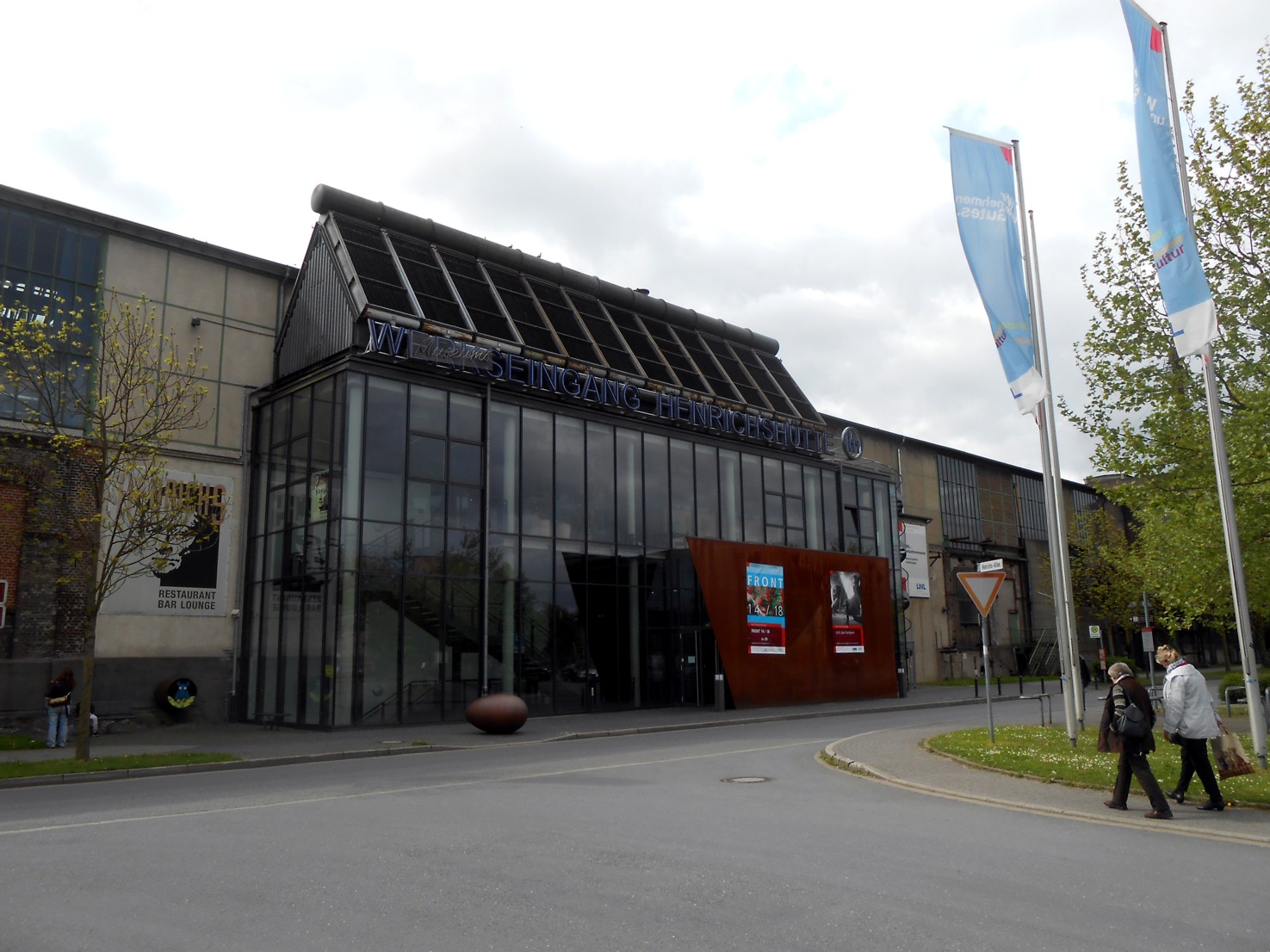 Vor dem Eingang des LWL Industriemuseum Henrichshütte Hattingen
